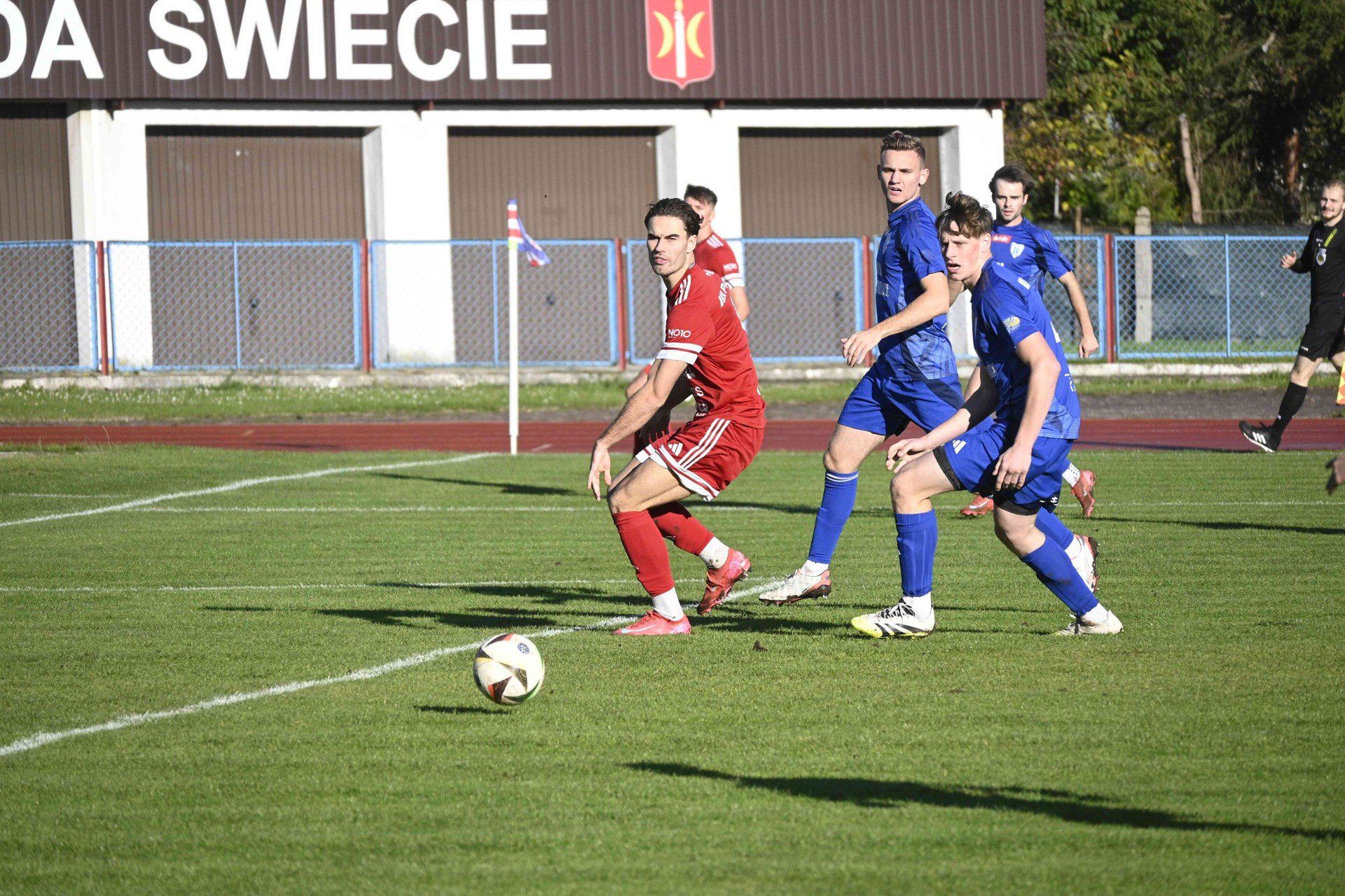 W meczu 13. kolejki Betclic 3. Ligi piłkarze Wdy Świecie (czerwone stroje) wygrali 2:1 z Flotą Świnoujście