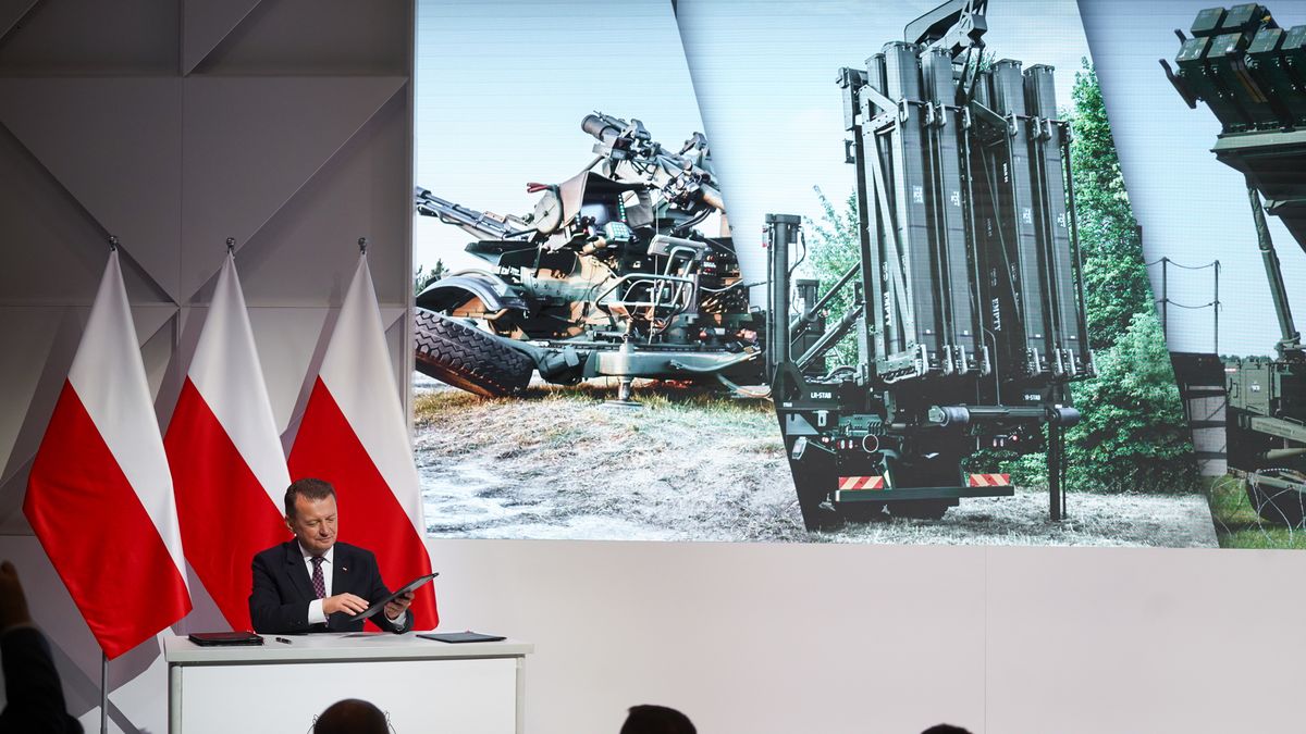 Kielce, 05.09.2023. Minister obrony narodowej Mariusz Błaszczak na uroczystym zatwierdzieniu umów na dostawy nowoczesnego sprzętu dla Sił Zbrojnych podczas XXXI Międzynarodowego Salonu Przemysłu Obronnego w Kielcach, 5 bm. Umowy na dostawy sprzętu wojskowego obejmą m.in. umowy na pozyskanie elementów 3 dywizjonów, czyli 6 kolejnych baterii, systemu PATRIOT/IBCS w ramach realizacji II fazy programu WISŁA; umowę na dwa kolejne Morskie Jednostki Rakietowe,; umowę na Zautomatyzowane Stanowisko Dowodzenia ZENIT-MP+ dedykowany dla zestawów PILICA+ oraz umowę ramową na bezzałogowce FlyEye. (ad)PAP/Karol Zienkiewicz