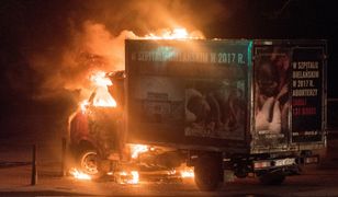 Warszawa. W nocy spłonęła ciężarówka z hasłami antyaborcyjnymi [ZDJĘCIA]