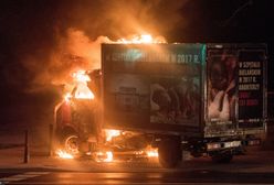 Warszawa. W nocy spłonęła ciężarówka z hasłami antyaborcyjnymi [ZDJĘCIA]