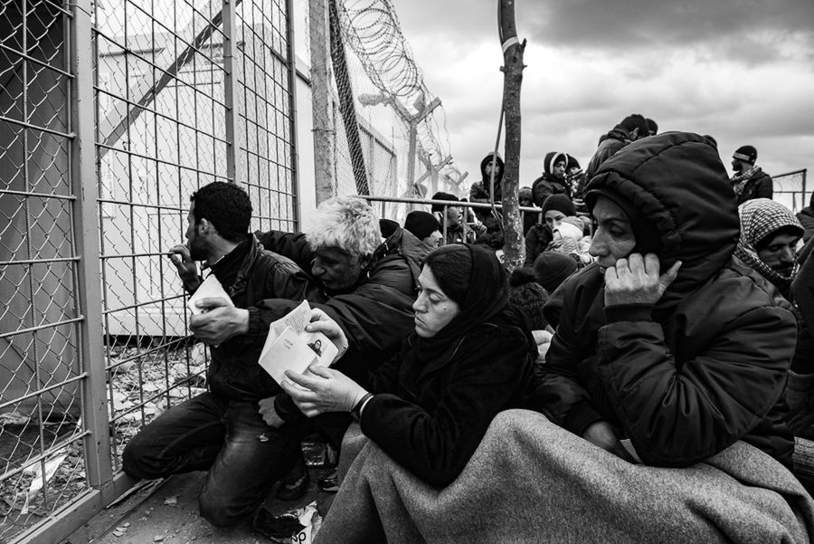 W podkategorii Open w konkursie amatorskim, najlepszy w dziedzinie fotoreportażu okazał się Szymon Barylski. Zaprezentował on materiał „Fleeing death”, opowiadający o losach uchodźców na granicy grecko-macedońskiej. Jego zdjęcie pojawiło się również na II miejscu w podkategorii „People: Children”.