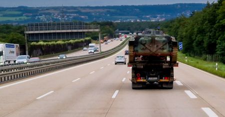 Kolumny wojskowe na drogach. Siły Zbrojne apelują: "Prosimy zachować spokój"