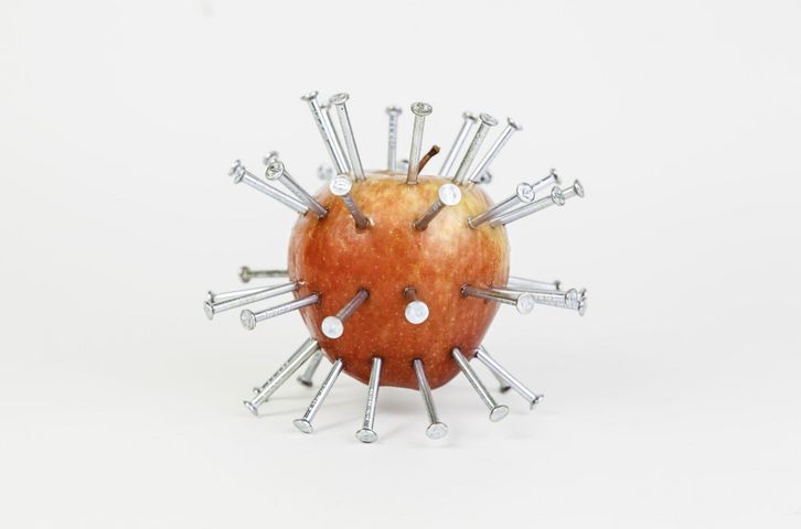 Gwoździe w jabłkach uzupełnią poziom żelaza? Niebezpieczny trend