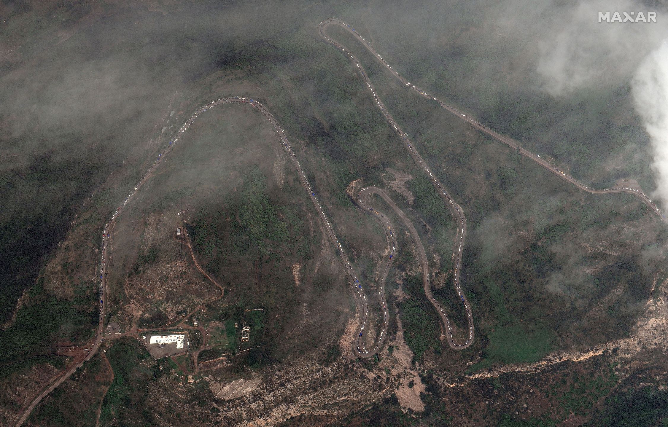 Thousands of ethnic Armenians flee breakaway region of Nagorno-Karabakh
epa10884808 A handout satellite image made available by Maxar Technologies shows ethnic Armenian flee Karabakh for Armenia at the Lachin checkpoint (L) controlled by Russian peackeepers and Azeri border guards, Azerbaijan, 26 September 2023. Azerbaijan on 19 September 2023 launched a brief military offensive on the contested region of Nagorno-Karabakh, a breakaway enclave that is home to some 120,000 ethnic Armenians. Following a ceasefire agreed on 20 September 2023, Azerbaijan opened all checkpoints with Armenia for the unimpeded exit of civilians from the disputed territory. The Armenian government announced the evacuation of more than 19,000 local residents from Nagorno-Karabakh, and a humanitarian center has been set up in the village of Kornidzor near the so-called Lachin corridor, the main route between Armenia and the breakaway region.  EPA/MAXAR TECHNOLOGIES HANDOUT  HANDOUT EDITORIAL USE ONLY/NO SALES 
Dostawca: PAP/EPA.
MAXAR TECHNOLOGIES HANDOUT