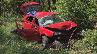 Wypadek z udziałem 18-latka. Auto zjechało z drogi i zatrzymało się w rowie