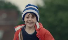 Udaremniane zabawy chłopca reklamują McDonald’s (wideo)