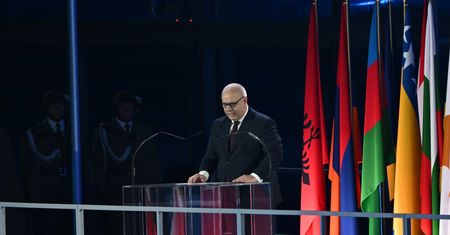Jacek Sasin wygwizdany na stadionie. Minister skarcił "hejterów": wstyd
