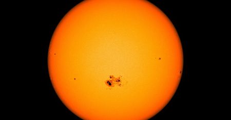 Jest dużo plam na Słońcu? Satelity będą spadać na Ziemię