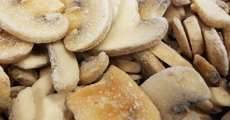 Zrób tak, zanim zamrozisz pieczarki. Będą jędrne i zachowają smak