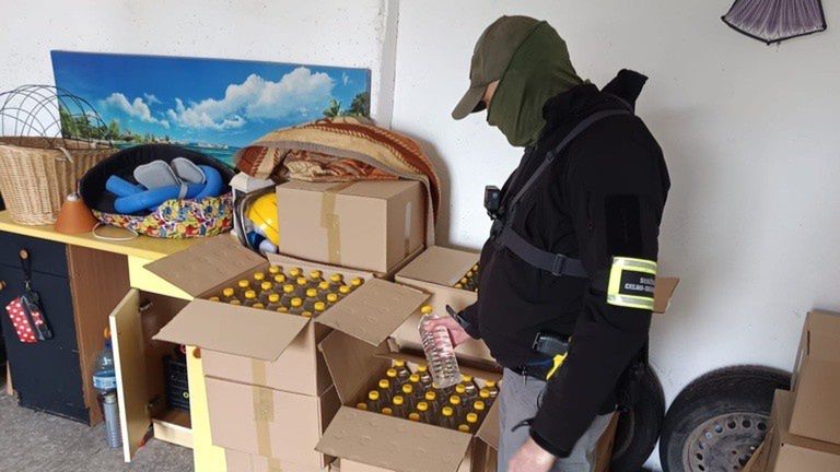 "Bimber z bagażnika i stodoły" – 69-latek z powiatu poddębickiego stracił 434 litry nielegalnego alkoholu