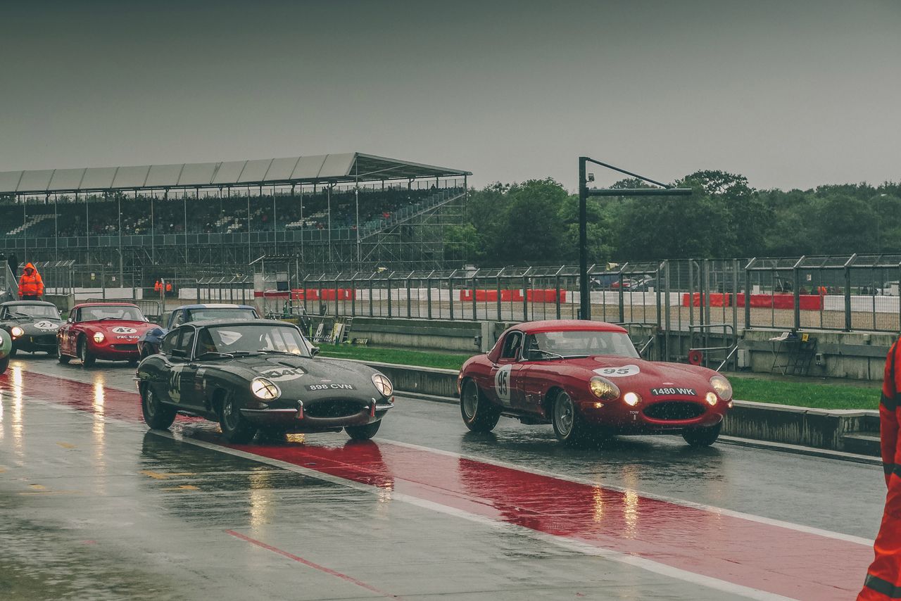 Przygotowanie do startu wyścigu klasycznych samochodów GT sprzed 1966 roku na torze Silverstone