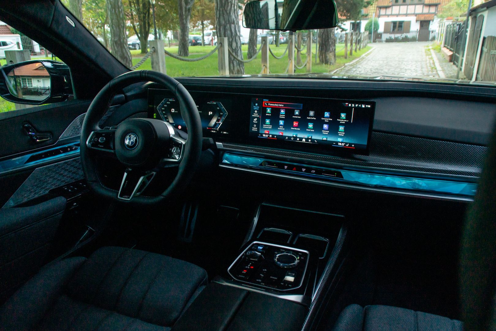 BMW i7 M70