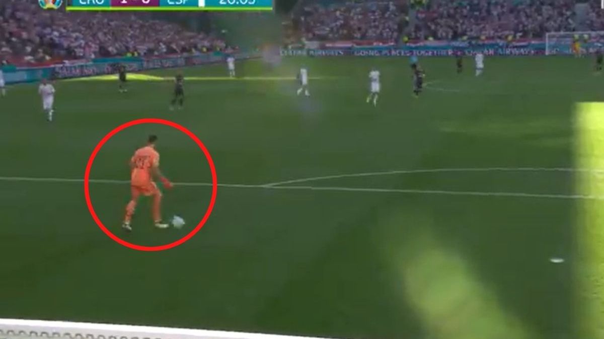 Błąd bramkarza Hiszpanii w meczu 1/8 finału Euro 2020