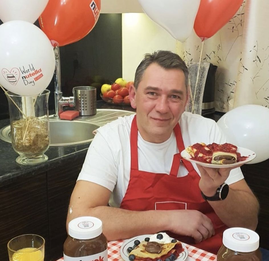 Darek Stolarz w kuchni przy stole