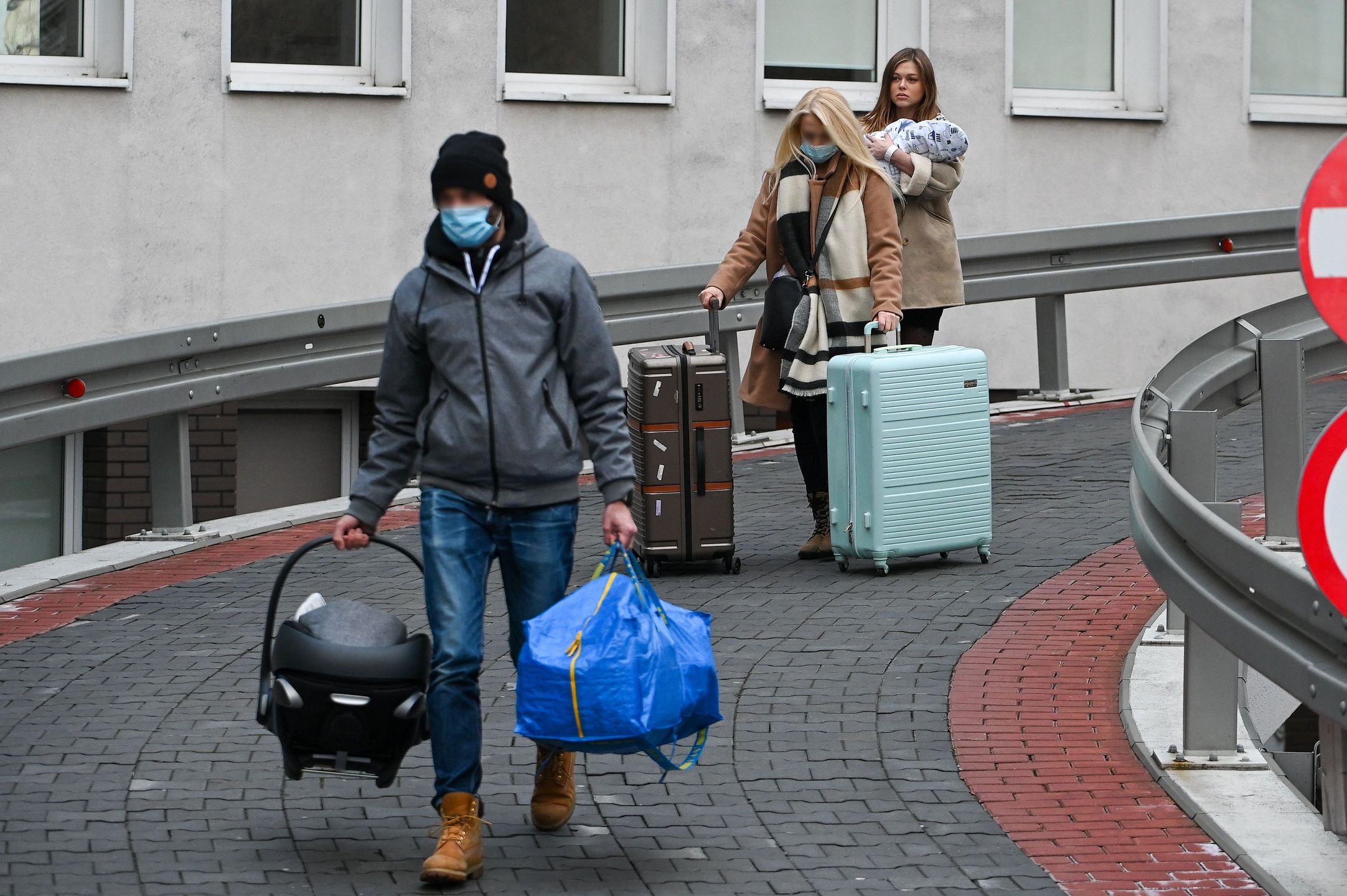Joanna Opozda opuszcza szpital z synkiem na rękach oraz mamą i bratem u boku