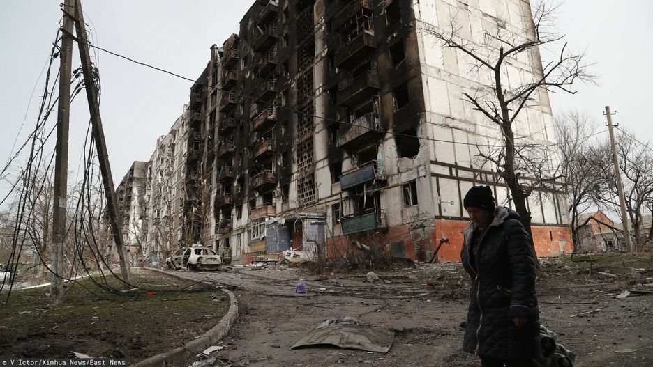 Wojna w Ukrainie - sytuacja w Mariupolu(220402) -- MARIUPOL, April 2, 2022 (Xinhua) -- A woman walks past a damaged building in Mariupol, April 1, 2022. (Photo by Victor/Xinhua)V Ictor