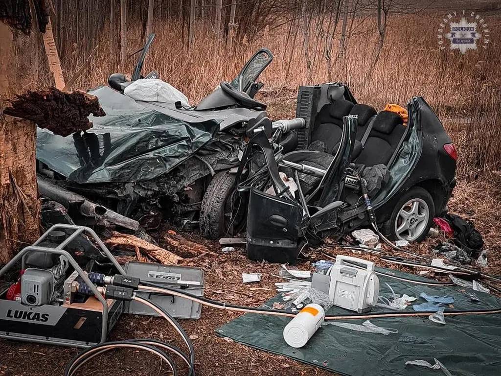 Wypadek w Bytomiu. Na prostym odcinku drogi uderzył w drzewo. Samochód doszczętnie zniszczony. Kierowca był pijany