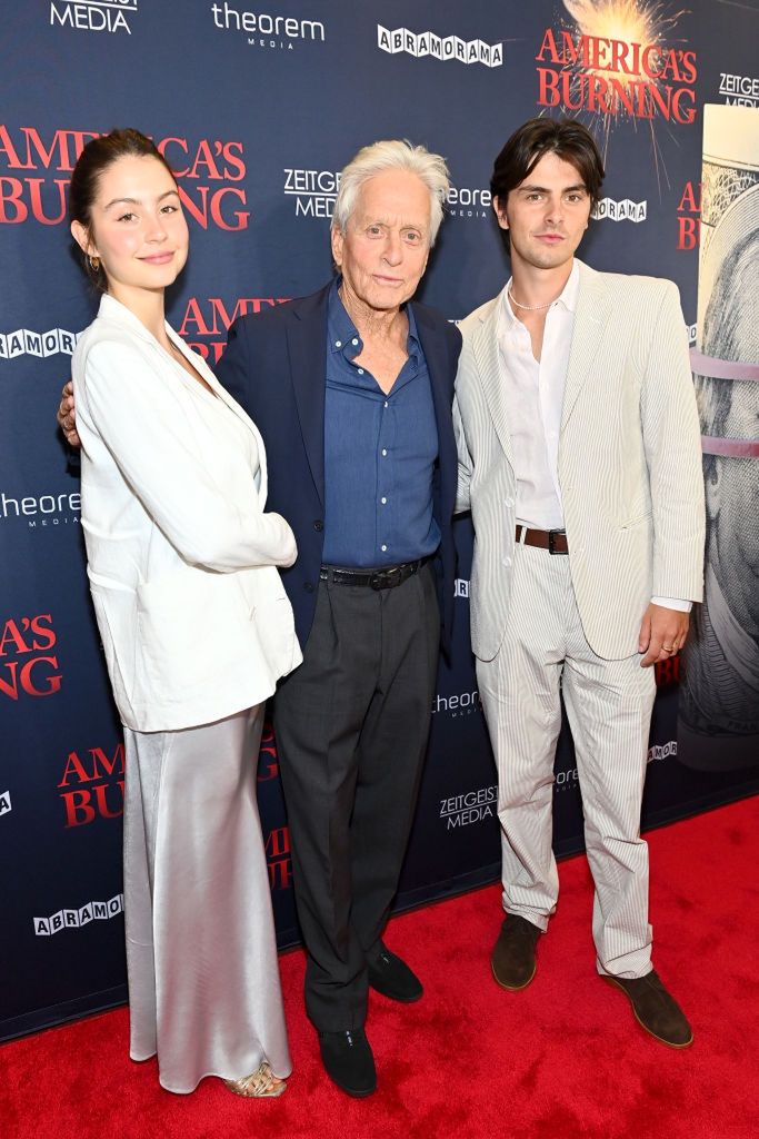 Michael Douglas na premierze filmu "America's Burning"
