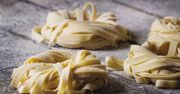 Prosty przepis na domowy makaron. Potrzebujesz tylko 2 składników