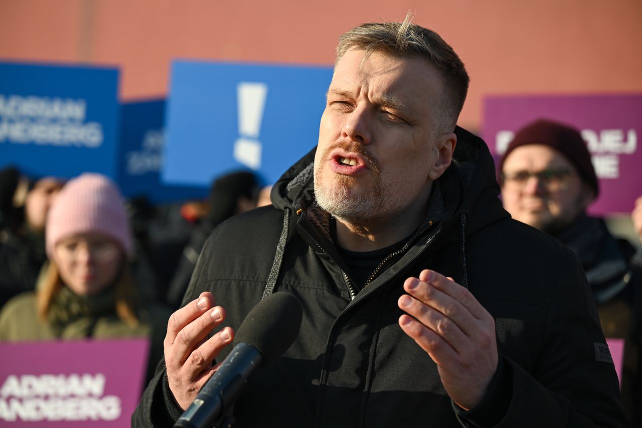 Adrian Zandberg krytykuje politykę rządu wobec pracowników Poczty Polskiej