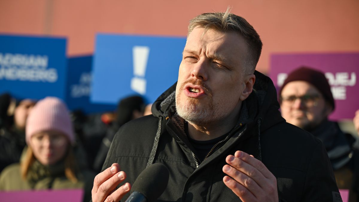 Gdańsk, 09.02.2025. Wybory Prezydenta RP 2025 - kampania. Kandydat partii Razem w wyborach na prezydenta RP Adrian Zandberg podczas konferencji prasowej nt. kryzysu mieszkaniowego, wykluczenia społecznego, planowanej polityki mieszkaniowej i społecznej, 9 bm. w Gdańsku. (sko) PAP/Adam Warżawa