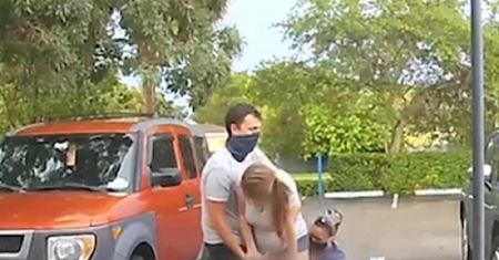 Kobieta urodziła na parkingu. Nie zdążyła na porodówkę. Nagranie hitem w sieci