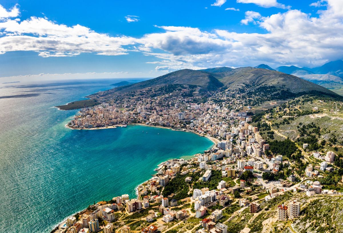 Albania położona jest w południowo-wschodniej części Europy. Graniczy z Czarnogórą, Kosowem, Macedonią Północną i Grecją