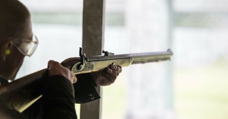 Policjant ćwiczył na strzelnicy. Kobieta trafiona pociskiem w głowę