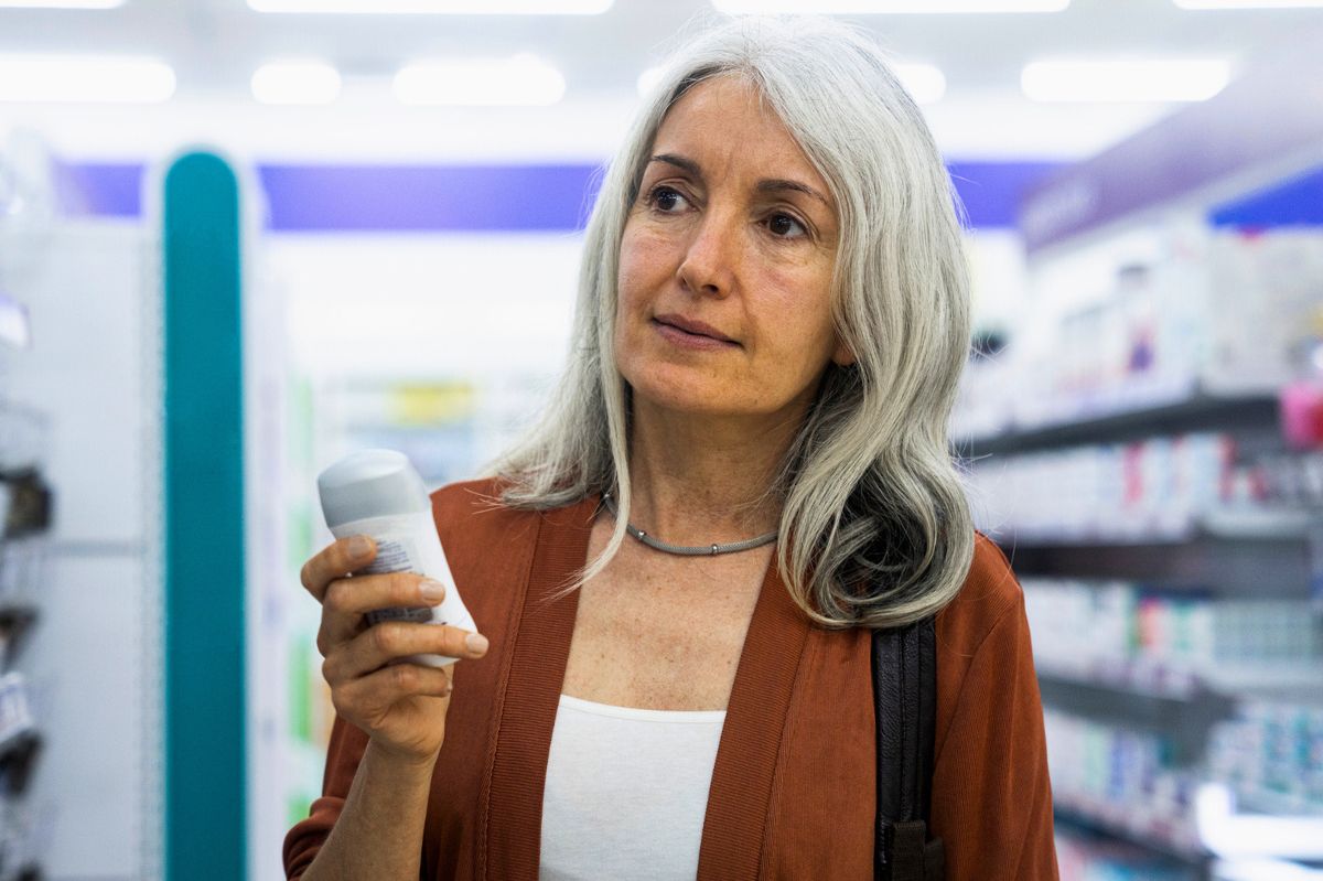 Czym się różni dezodorant od antyperspirantu? Nie popełnij błędu przy półce w sklepie