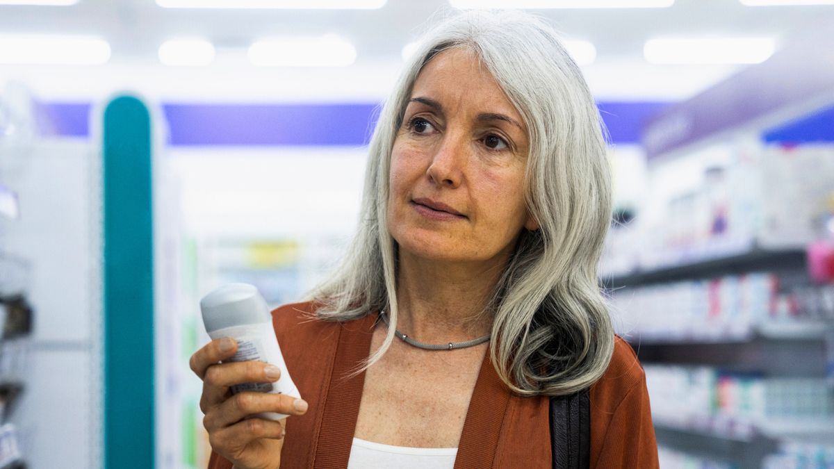 Kobieta z antyperspirantem w ręku