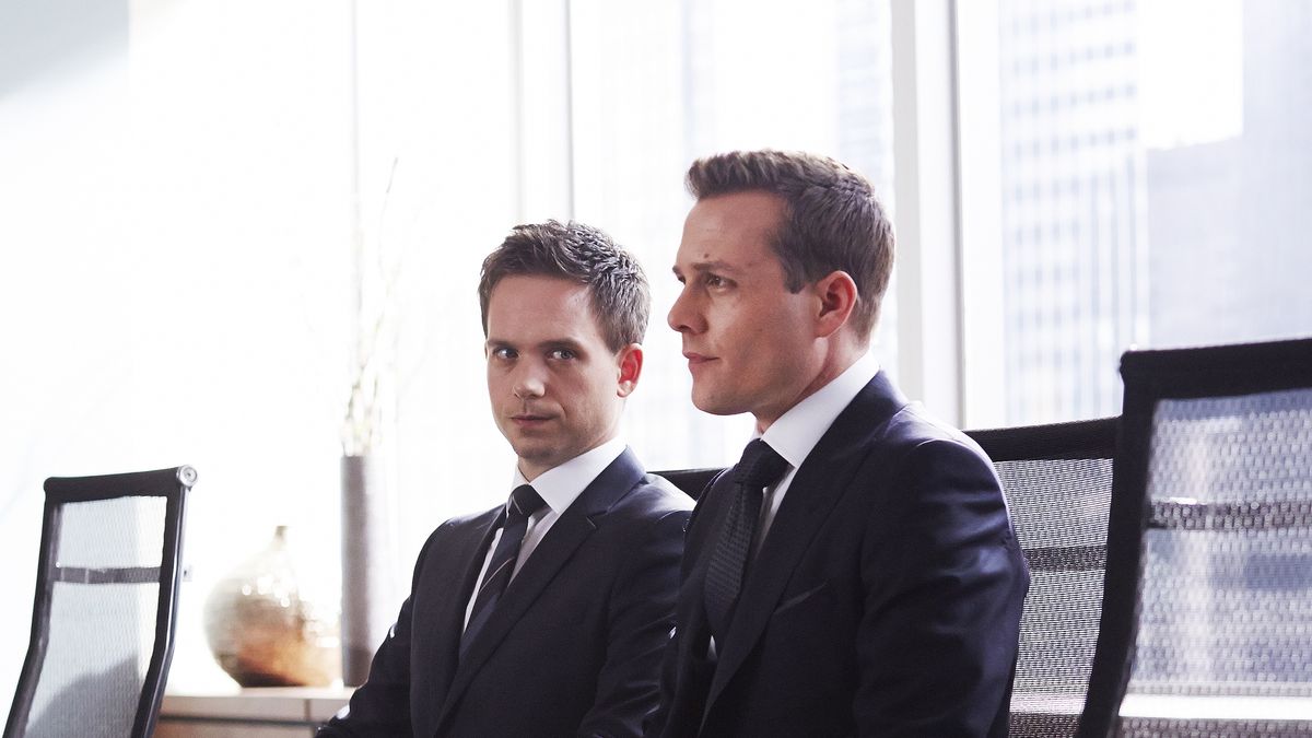 Charakter indywidualisty może okazać się trudny do zniesienia. Często jednak zyskuje on poklask wśród grupy pracowników, którzy chcieliby być tacy, jak on. Na zdjęciu: Patrick J. Adams jako Michael Ross oraz Gabriel Macht jako Harvey Specter w serialu "Suits", który przedstawiał perypetie pracowników wziętej kancelarii adwokackiej. Obie postaci obdarzone są nieszablonowymi osobowościami