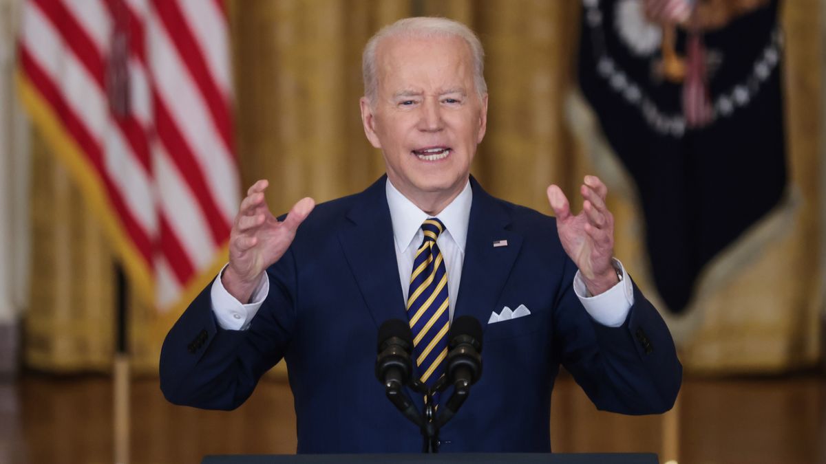 Na zdjęciu prezydent Joe Biden w trakcie konferencji prasowej podsumowującej rok rządów
