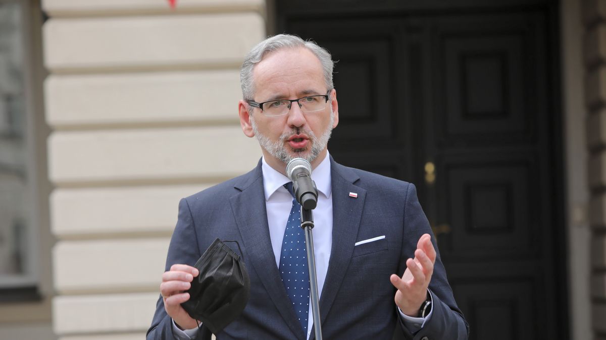 Warszawa, 28.06.2021. Koronawirus w Polsce. Minister zdrowia Adam Niedzielski podczas konferencji prasowej na dziedzińcu Ministerstwa Zdrowia w Warszawie, 28 bm. Konferencja dot. zabezpieczenia dostępu pacjentów do Podstawowej Opieki Zdrowotnej. (jm) PAP/Wojciech Olkuśnik