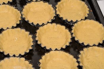 Najlepsi cukiernicy dodają do kruchego ciasta. Jest delikatne i nie namaka