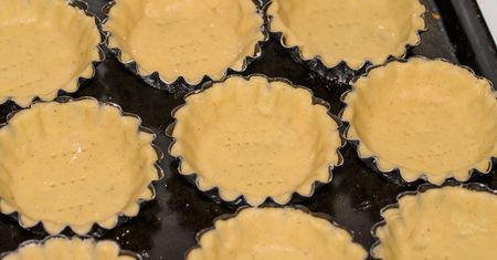 Najlepsi cukiernicy dodają do kruchego ciasta. Jest delikatne i nie namaka