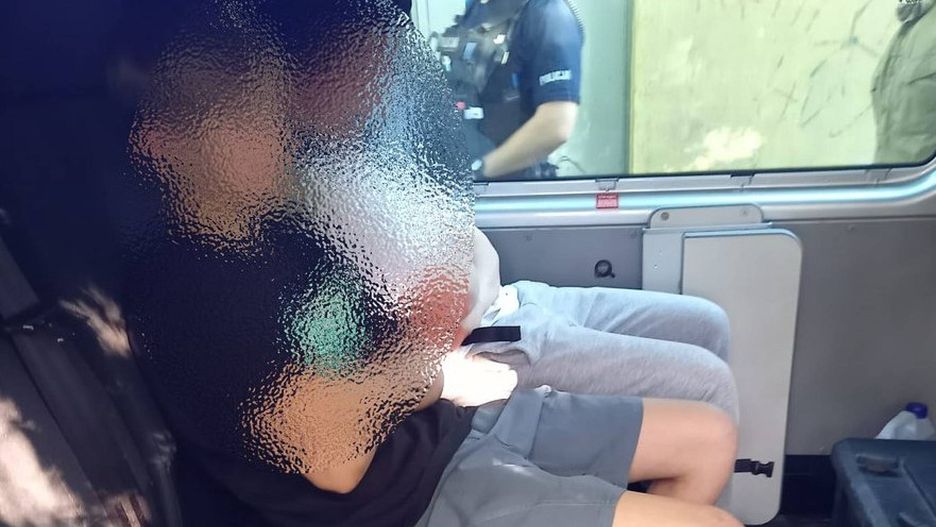 Zatrzymani przez policję za jazdę bez uprawnień skradzionym skuterem
