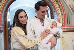 Wstydzi się nieślubnej córki? Pokazuje tylko młodszą