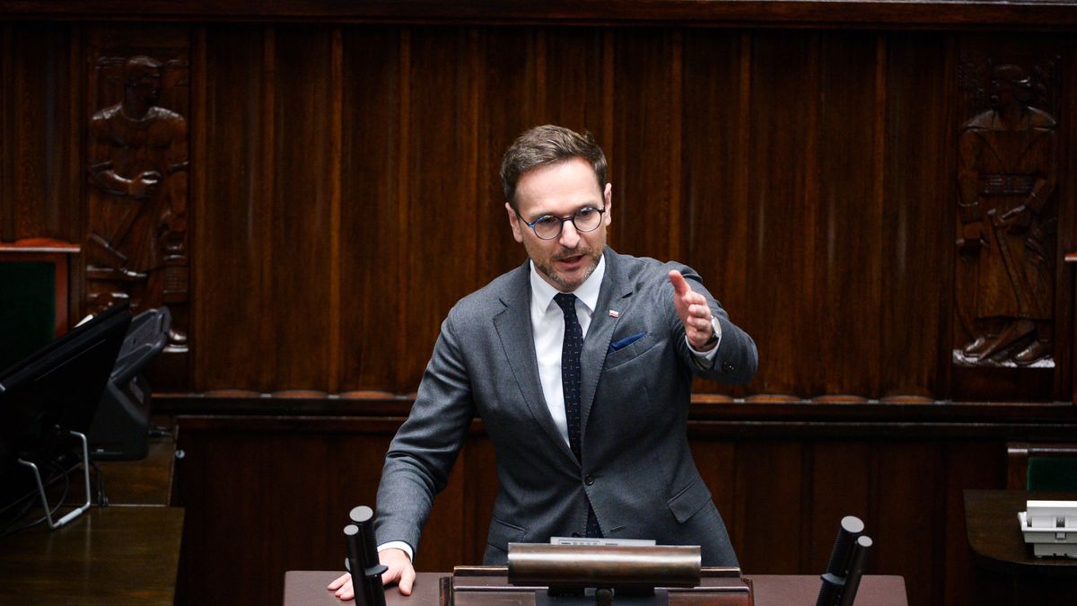 Warszawa, 24.04.2024. Poseł PiS Waldemar Buda przemawia na sali obrad Sejmu w Warszawie, 24 bm. Sejm rozpoczyna trzydniowe posiedzenie. Posłowie zaczną obrady od przeprowadzenia II czytania rządowego projektu nowelizacji ustaw związanych z funkcjonowaniem administracji rządowej. (mr) PAP/Marcin Obara