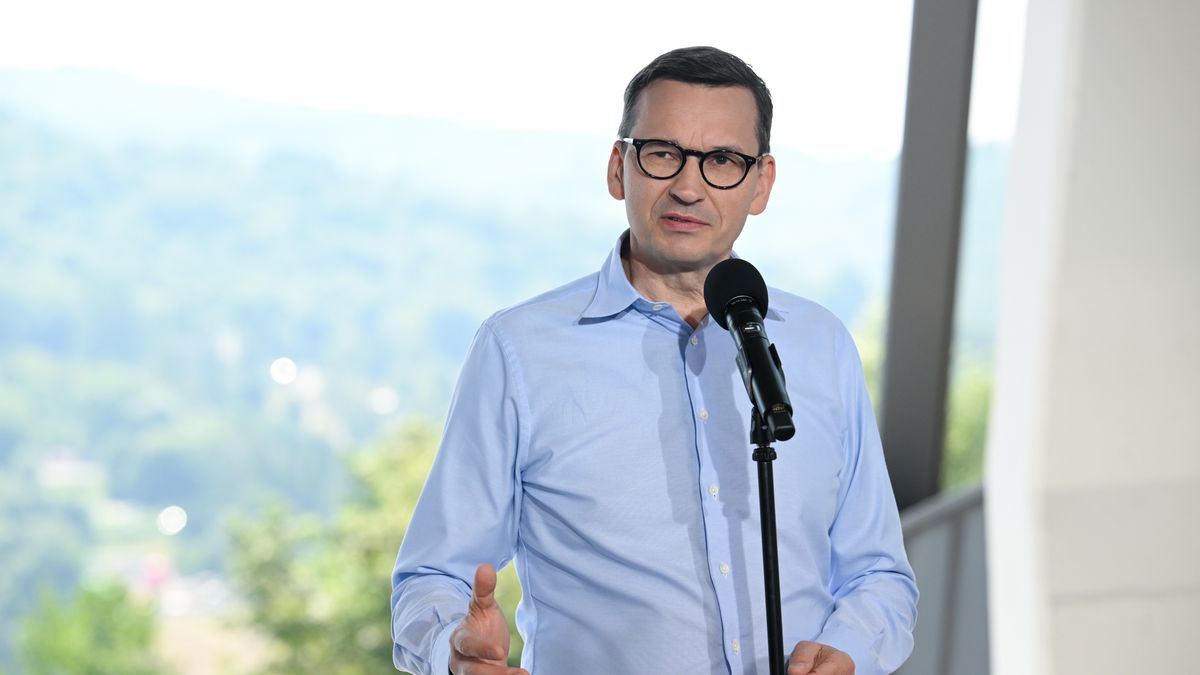 Solina, 01.07.2022. Premier Mateusz Morawiecki podczas otwarcia kolei gondolowej przy zaporze wodnej w Solinie, 1 bm. Długość kolei wynosi 1600 metrów, od stacji Plasza do stacji Jawor, gdzie usytuowana jest wieża widokowa i park tematyczny wraz z zapleczem gastronomicznym. Do dyspozycji korzystających będzie 25 nowoczesnych wagonów. Inwestorami są Polskie Koleje Linowe i Polski Fundusz Rozwoju. (dd/amb) PAP/Darek Delmanowicz