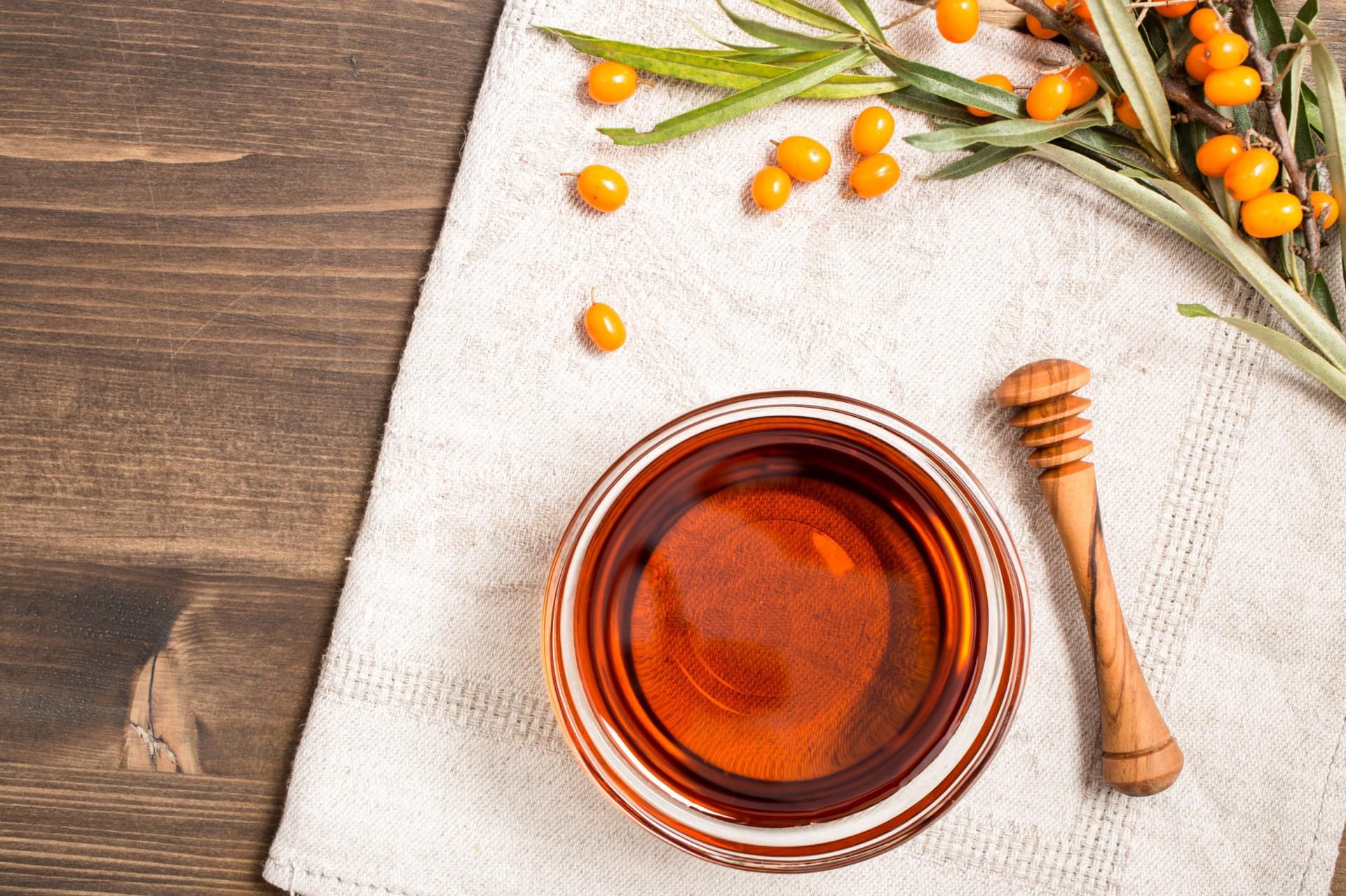 Olej z owocu rokitnika ma szerokie zastosowanie w pielęgnacji ciała