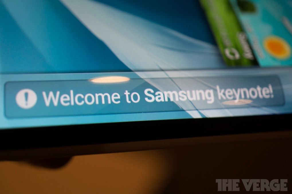 Elastyczny ekran Samsunga (fot. theverge)