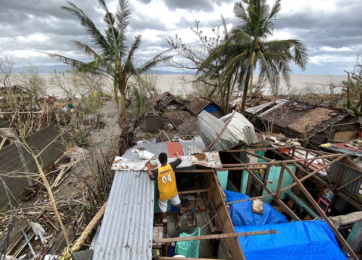 Tajfun Goni przemierza przez Filipiny