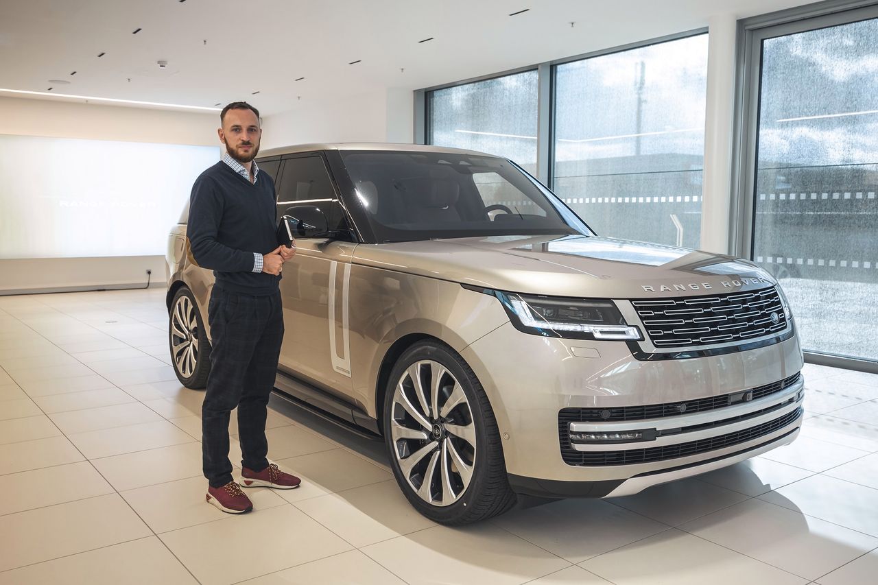 Nowy Range Rover już tu jest. Nie wyglądał mi na nowego, póki nie zobaczyłem jego tyłu