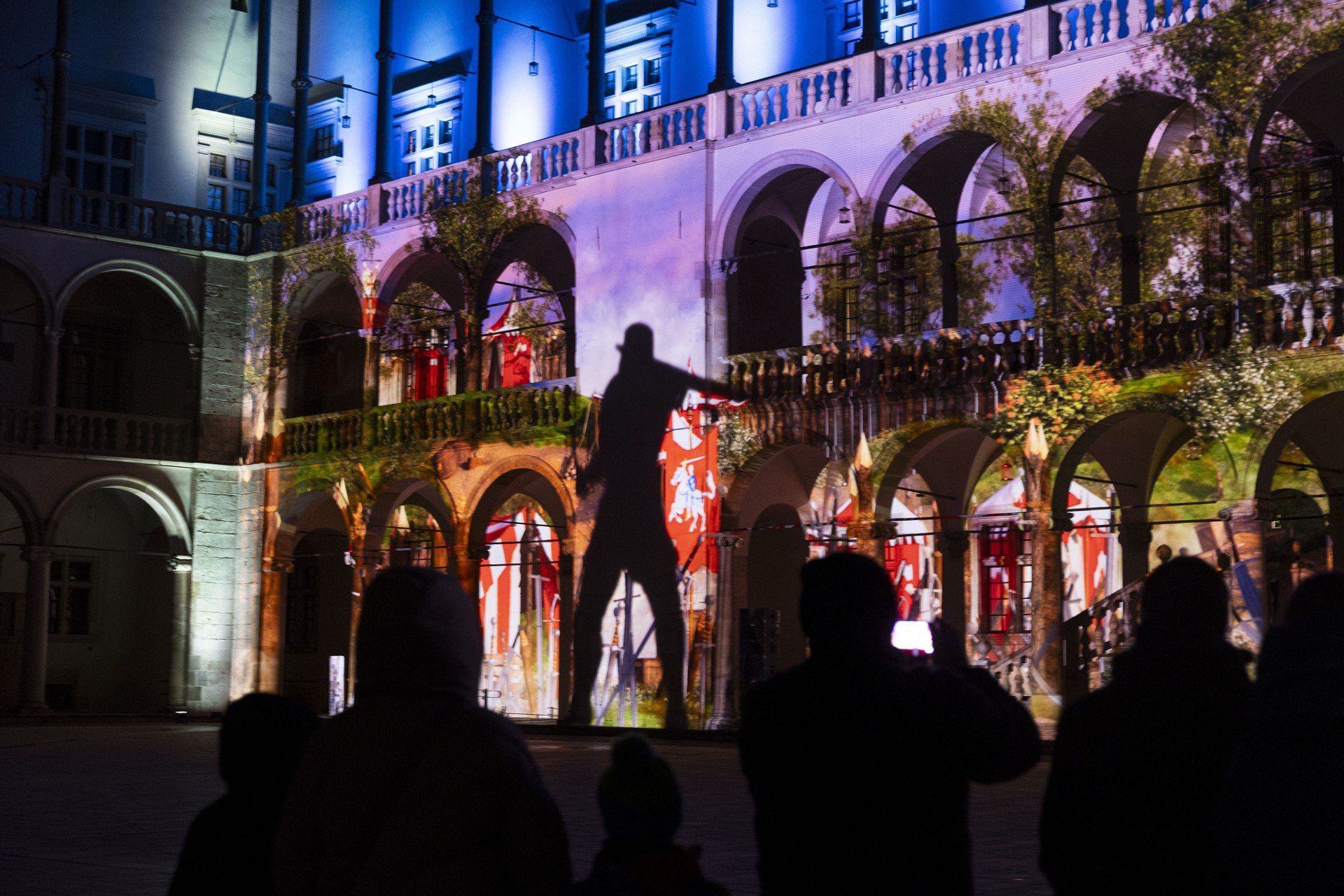 29.11.2025 KRAKOW WAWEL ZAMEK DZIEDZINIEC ARKADOWY MAPPING NOWA ZBROJOWNIA WIDEO FOT. WOJCIECH MATUSIK / POLSKAPRESS
