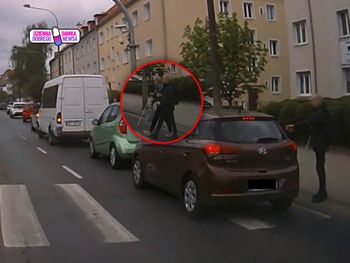 Było czerwone światło. Kobieta ruszyła natychmiast