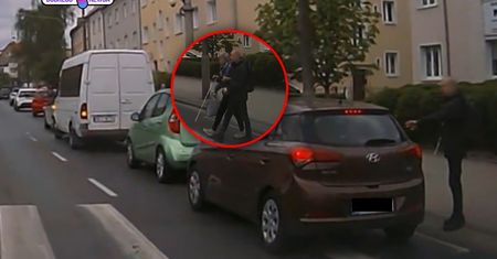 Było czerwone światło. Kobieta ruszyła natychmiast