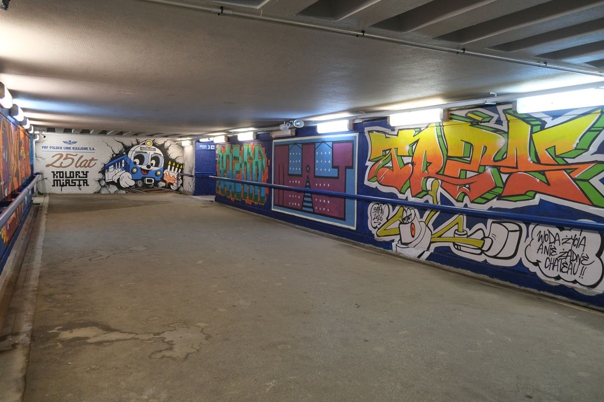 Graffiti w podziemnym tunelu przystanku Lublin Północny