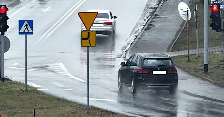 Kierunkowskaz na skrzyżowaniu łamanym. Kierowcy często się gubią