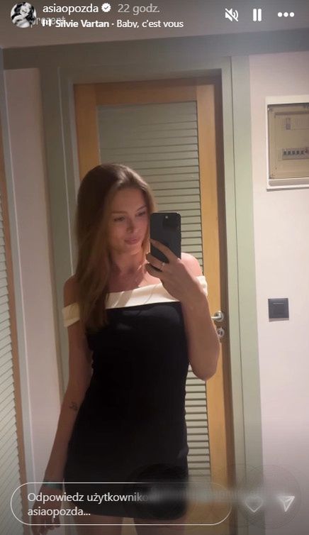 Joanna Opozda w "małej czarnej"