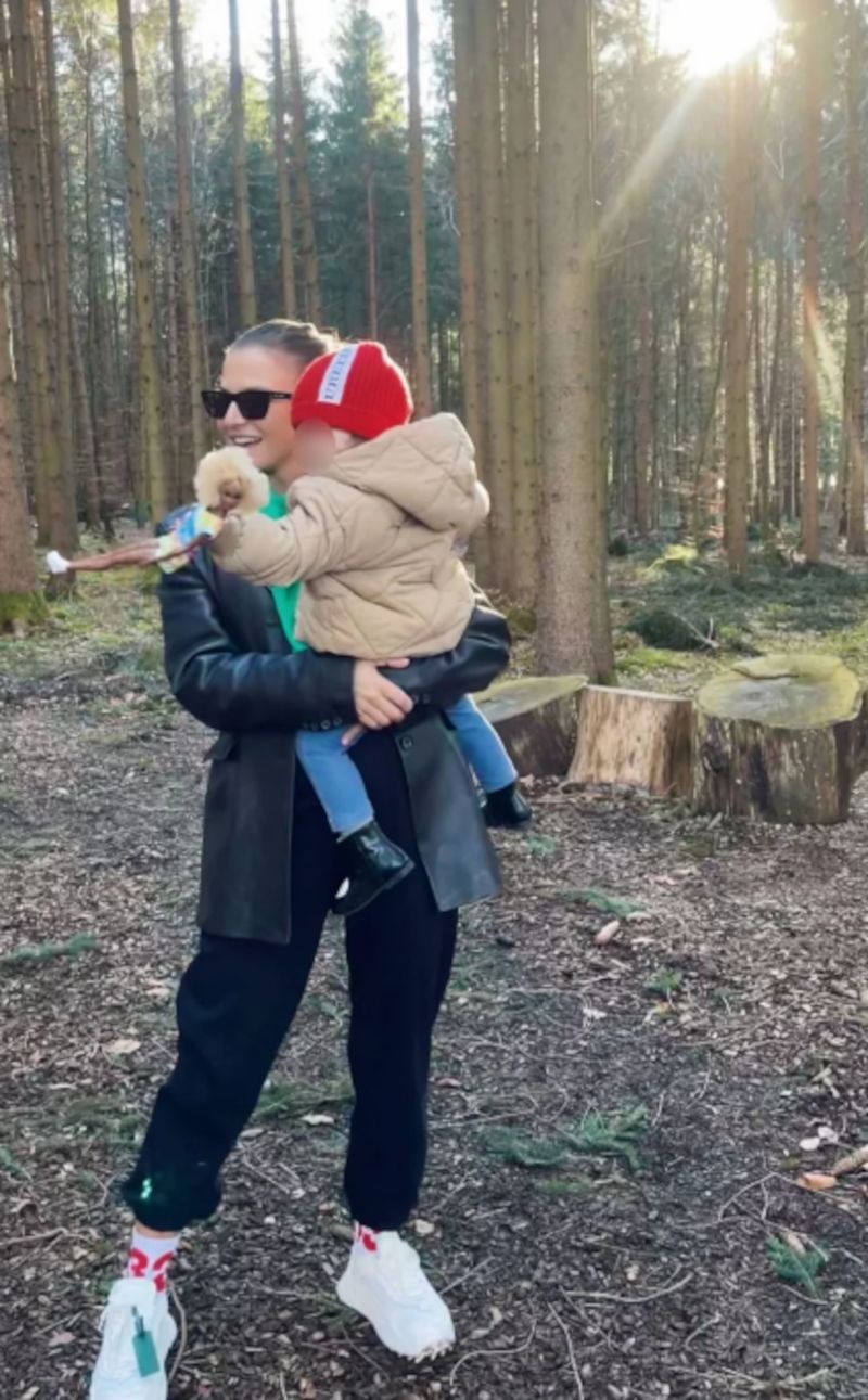 Anna Lewandowska wybrała się do lasu z rodziną w butach za prawie 3 tysiące złotych 